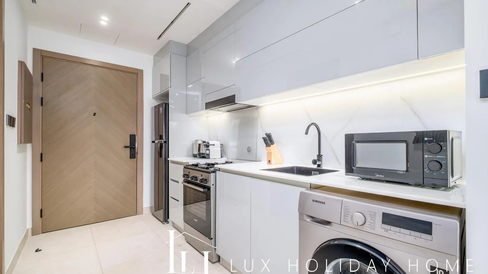 Lux The Modern Binghatti Canal Suite 2 Dubai